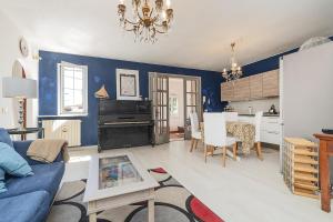 a living room with a couch and a table at Ca du Aldo - La Crema in Finale Ligure +11 photos