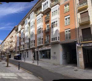 a tall building on a city street at LA OKIYA DE TATI in Zamora