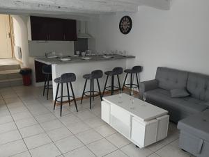 a living room with a couch and a kitchen at Gîte ô scope-2km du futuroscope- linges et ménage inclus in Jaunay-Clan
