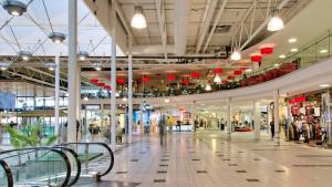 an empty shopping mall with people walking in it at Nordic Comfort Apartment in Trondheim