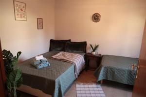 a bedroom with two beds and a plant in it at Zurück zur Wurzel in Karsau