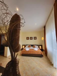 a bedroom with a bed and a plant at Vila Casa Esy in Eforie Nord