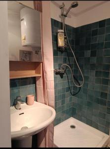 a bathroom with a sink and a shower at Studio en station de ski familiale, vue sur les montagnes in La Morte