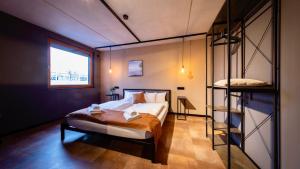 a bedroom with a bed in a room with a window at Stadthaus Neckarsulm serviced apartments - Stadthaus Heiner in Neckarsulm