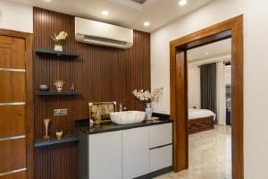 a bathroom with a sink and a bedroom at Lasantha's Residence in Kadawata +13 photos