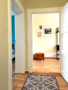 a hallway with a room with a chair and a rug at KÜCHWALDBLICK Designsuite in Chemnitz