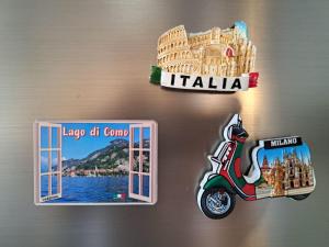 a wall with a scooter and a picture of italy at Casa Bella Loznica in Loznica