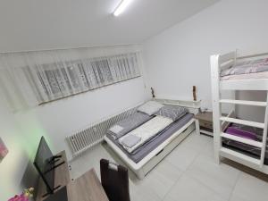 a small room with two bunk beds and a desk at 3 WG-geeignete Zimmer zur Selbstverpflegung in Ostfildern
