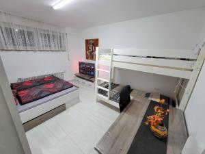 a room with two bunk beds and a television at 3 WG-geeignete Zimmer zur Selbstverpflegung in Ostfildern