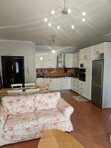 a living room with a couch and a kitchen at Sunny And Waves Apartment in Golem