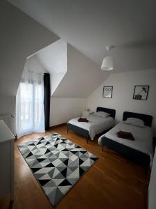 a bedroom with two beds and a checkered floor at Appartement Maisonnette pour 4 personnes in La Ferté-Vidame