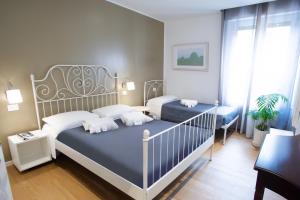 a bedroom with two beds and a window at Il Giardino di Gioia in Verona