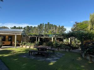 a picnic table in the middle of a yard at Rakanui Hidden Retreat in Hilderthorpe