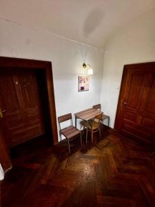 a dining room with a table and chairs and a door at Lacná izba v centre in Banská Bystrica