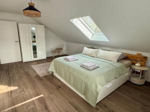 a bedroom with a bed and a skylight at Spessart Escape - Ihr stilvoller Rückzugsort im Herzen des Spessarts in Mespelbrunn