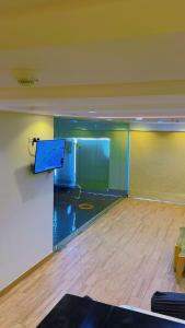 a room with a basketball court and a glass wall at شاليهات واحة لافندر in Taif