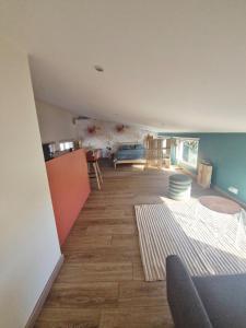 a room with a kitchen and a living room at Studio cosy in Burlats