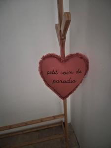a heart on a wooden stand with writing on it at Studio cosy in Burlats +2 photos