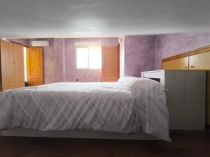 a bedroom with a large white bed with a window at El Rincón de Playasol in Puerto de Mazarrón