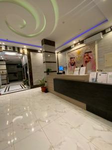 a hotel lobby with a reception desk and a mirror at كيان الين in Muhayil