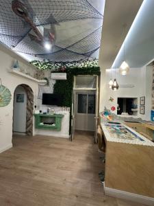 a room with a kitchen with a counter and a ceiling at La Casa Delle Conchiglie in Catania