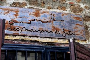 a rusty sign on the side of a building at Maestosa Maison della Cattedrale, 3 piani storici tutti per voi! in Sutri