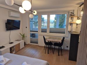 a room with a table and chairs and a window at OffWysowa in Wysowa-Zdrój