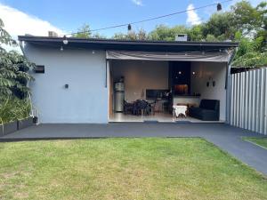 a house with a garage with a yard at BYS Alojamiento in Ciudad del Este +10 photos