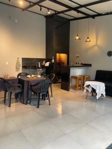 a living room with a table and chairs and a kitchen at BYS Alojamiento in Ciudad del Este