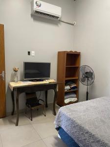 a bedroom with a desk with a computer on it at BYS Alojamiento in Ciudad del Este