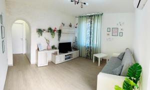 a living room with a couch and a tv at Casa tua a Pergusa in Pergusa