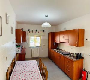 a kitchen with a table and a dining room at Casa tua a Pergusa in Pergusa