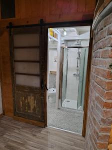 eine offene Tür zu einem Badezimmer mit Toilette in der Unterkunft CaDiMon in Cuneo