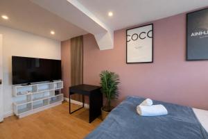 a bedroom with a bed and a flat screen tv at Daisy House- Sleeps 7- Driveway Parking, Contractors, Fast Wifi and Smart TV in Oxford