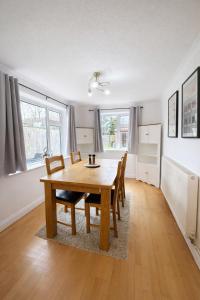 a dining room with a wooden table and chairs at Daisy House- Sleeps 7- Driveway Parking, Contractors, Fast Wifi and Smart TV in Oxford
