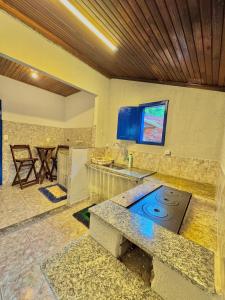 a kitchen with a sink and a stove at Refúgio Boa Vista in Venda Nova do Imigrante
