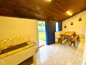 a kitchen with a stove and a wooden table at Refúgio Boa Vista in Venda Nova do Imigrante +19 photos