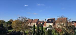 a group of houses in a residential neighborhood at cozy studio Brussels airport in Steenokkerzeel