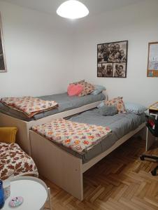 a room with three bunk beds and a table at Ka'Luzy in Santa Ana