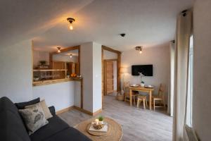 a living room with a couch and a table at apartamentwroznowiepl in Rożnów