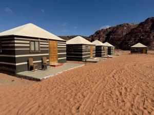 una fila di capanne da campeggio nel deserto di Milky Way Nights Camp a Wadi Rum Altre 13 foto