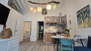 a kitchen with a table and chairs in a room at Vulcânica - Boutique Suites in Furnas São Miguel in Furnas