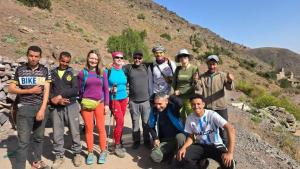 Eine Gruppe von Menschen posiert für ein Foto auf einem Berg in der Unterkunft Azadne in Oulad Akkou