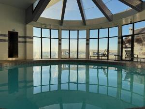 a swimming pool with a view of the ocean at Luxo no Castelo - Duplex Premium com Lazer total e Piscina aquecida in Campos do Jordão