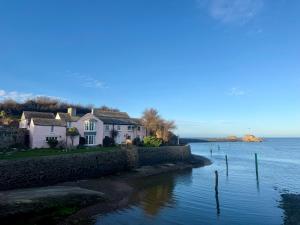 a house on the shore of a body of water at Cornish coastal escape in Bude in Bude