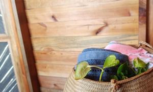 a basket filled with clothes and a wooden wall at Chacahua Cabañas LAUD in Guayabas