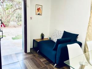a living room with a blue couch and a table at Quinta el Refugio in Managua