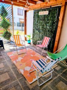 three chairs and a hammock on a patio at Tiny House Luogo Di Riposo in El Tabo