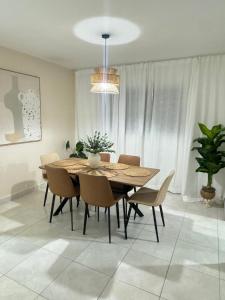 a dining room with a table and chairs at Estilo y comodidad a pasos de la playa in La Romana