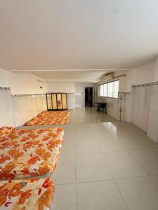a large room with several beds in it at Nhà nghỉ Thu Hoạch in Hà Tiên